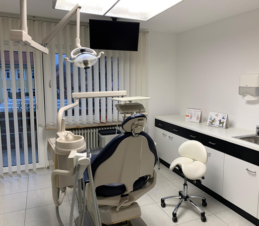 Zahnarzt Ebermannstadt 2. Behandlungszimmer von der Zahnarztpraxis Dr. Jürgen Lochner in Ebermannstadt.